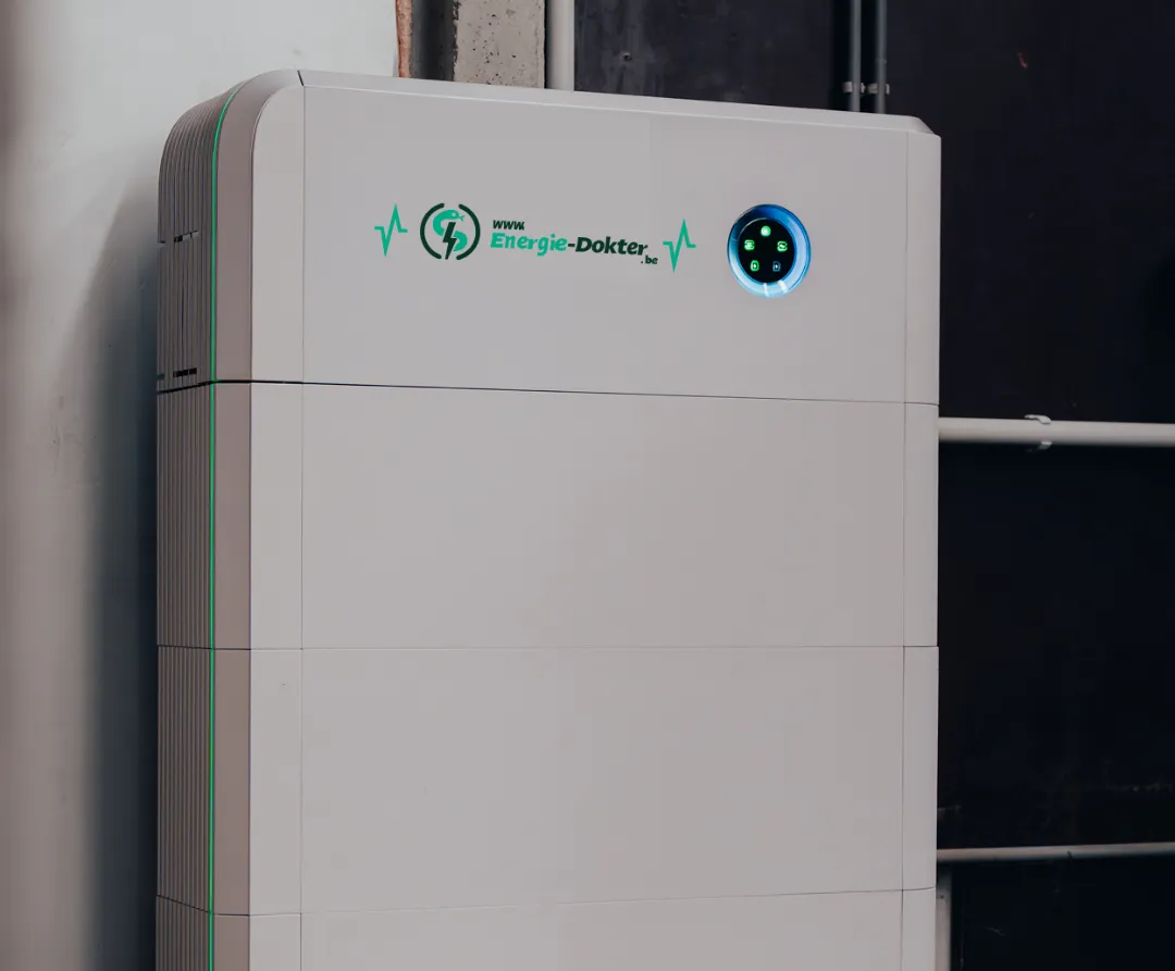 Een moderne, lichtgrijze slimme thuisbatterij van Energie-Dokter met een groen logo en een blauwgroen display.