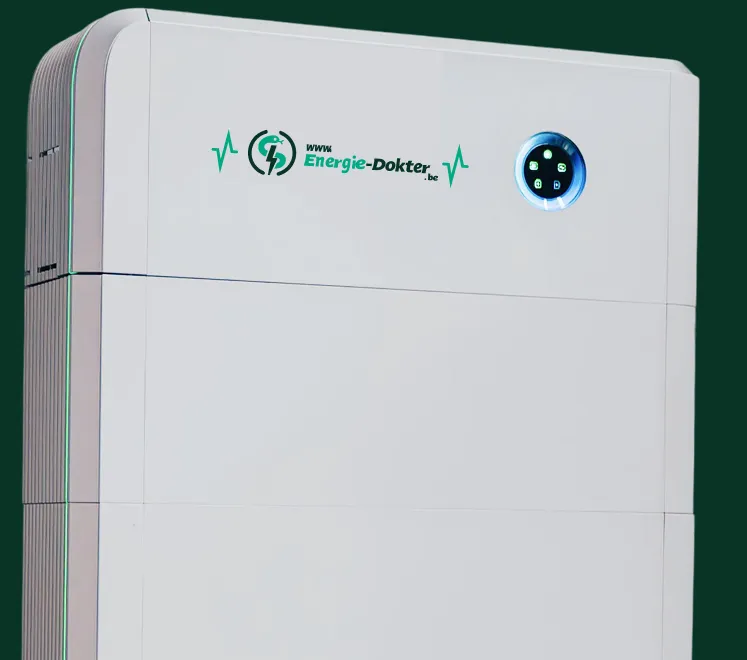 Close-up van een witte, moderne thuisbatterij met het groene Energie-Dokter logo en een statuslampje.